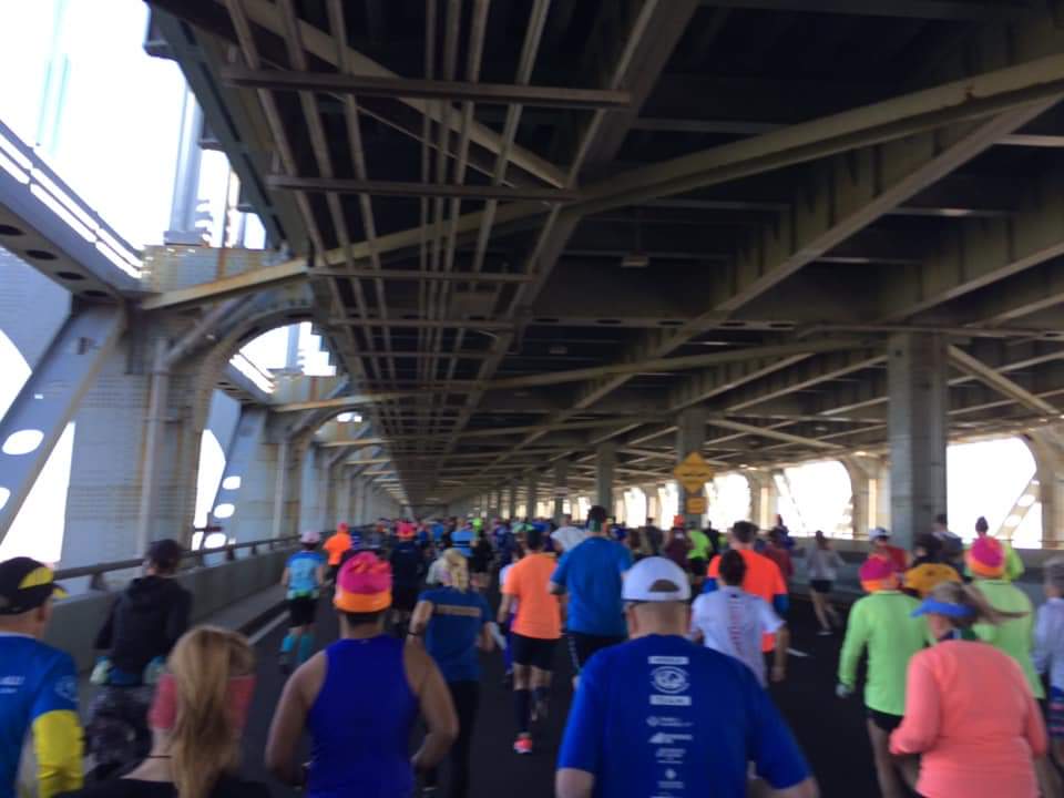 eine der vielen Brückenanstiege des NYC Marathon